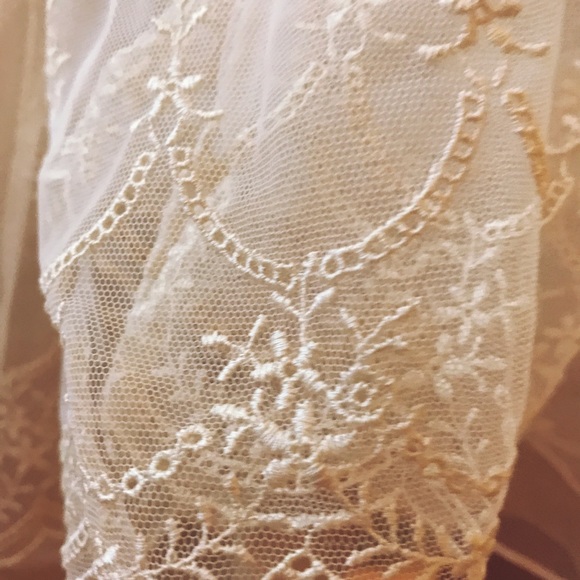 Delicate, feminine & sexy cream lace dress - Picture 4 of 8